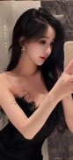 坐正在木顿时疯狂摇头的动图